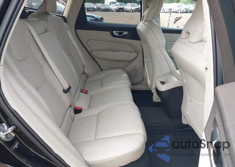 2022 Volvo Xc60 Momentum z USA, uszkodzony, nr VIN YV4L12RK4N1003248